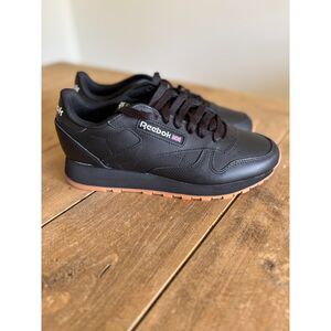 REEBOK Classic NWT Leather Black Running Shoes Gum Sole Men 6.5 Women 8.5